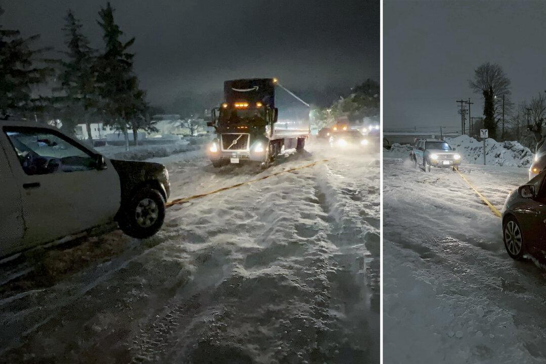 Mechanic Sees Drivers Trapped on Icy Road in Brutal Winter Storm, Frees Them for 7 Hours Till 6 AM