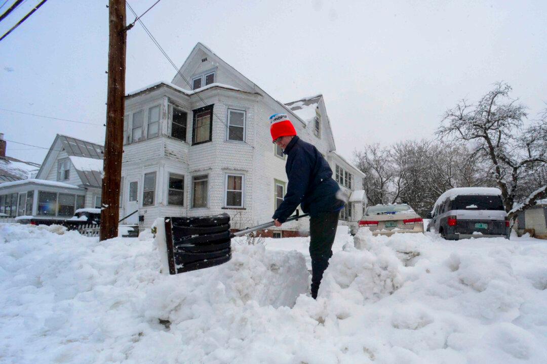 Heavy Snow Hits Northeast as Storm Cleanup Begins in South