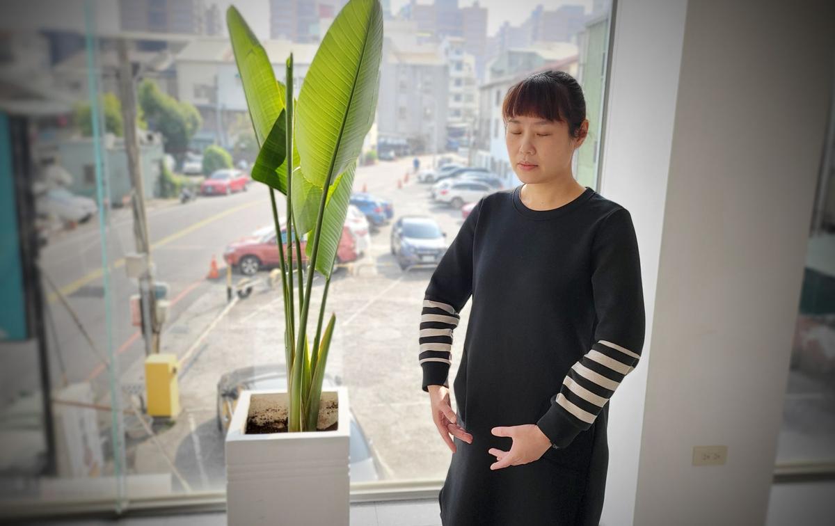 Lei Hsiao Chen doing the second Falun Gong exercise. (Courtesy of <a href="https://www.facebook.com/baobaohandmade/">Lei Hsiao-Chen</a>)