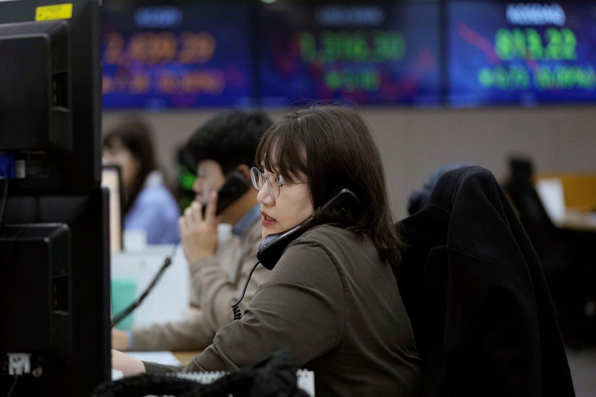 Global Stocks Lower After Wall Street Steadies Amid Rate Fears