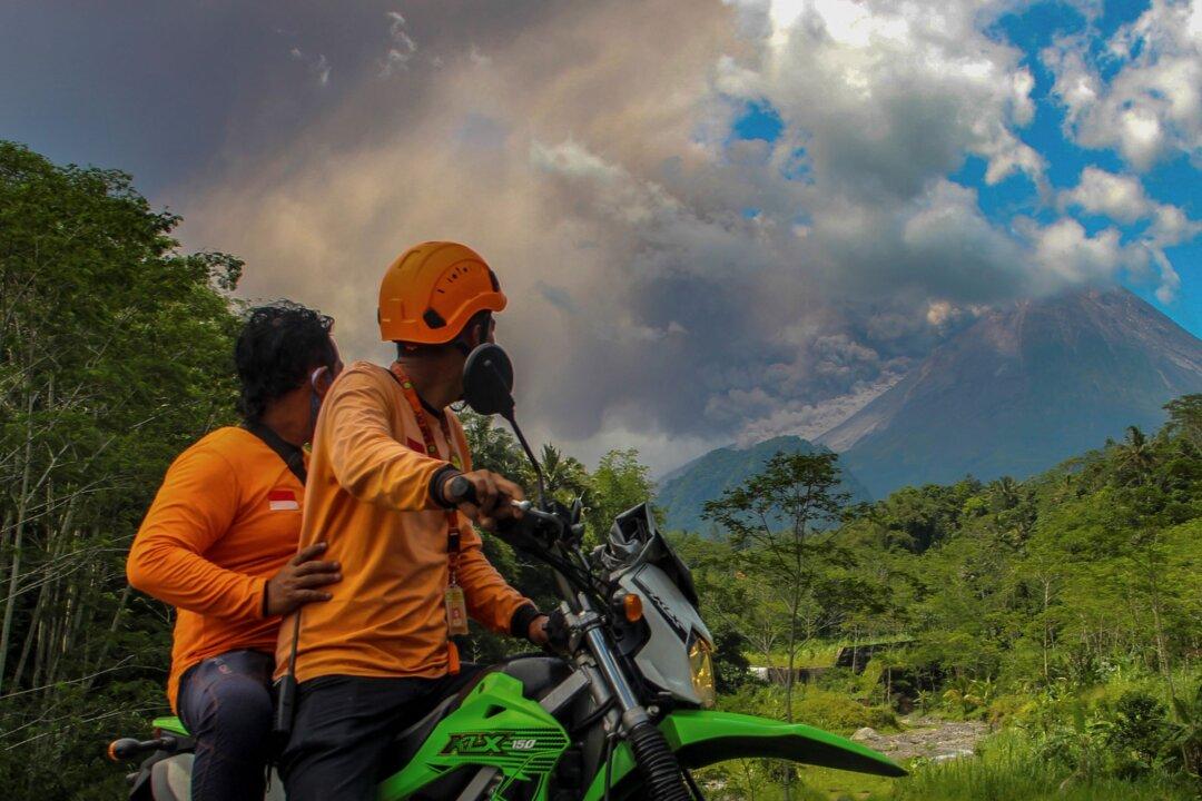 Indonesia’s Merapi Volcano Spews Hot Clouds in New Eruption