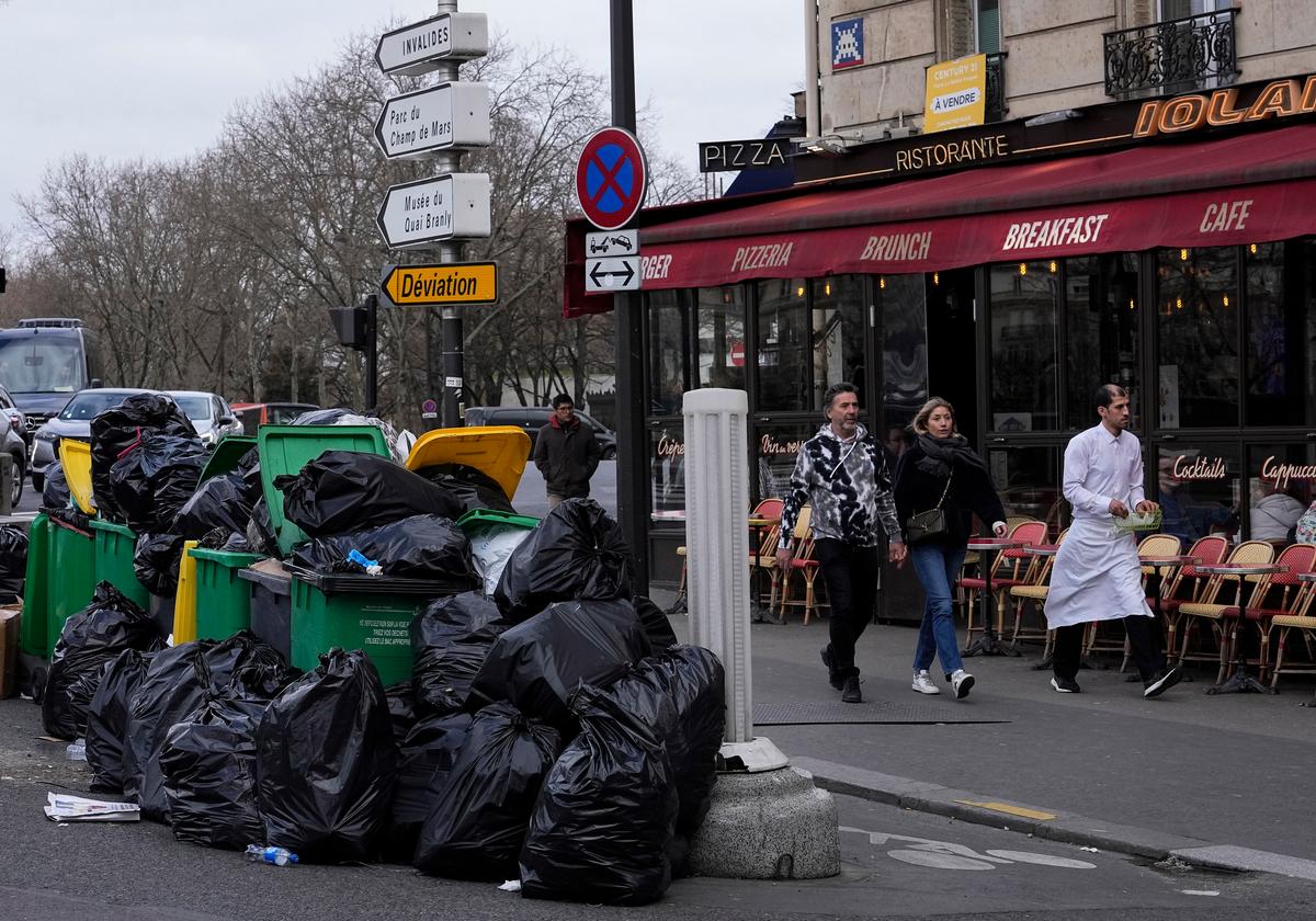 Paris Sanitation Union Ends Strike; Workers Begin to Clear Tons of Garbage