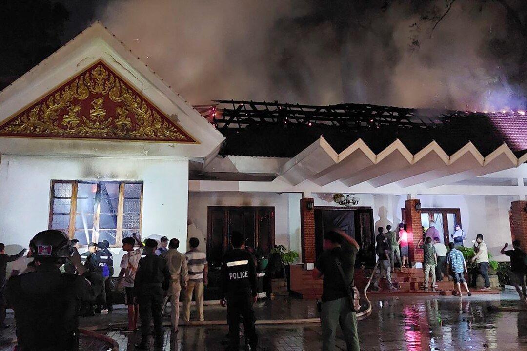 Fire Damages Part of Cambodian King’s Residence Near Temple