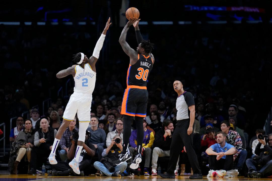 Randle, Knicks Hold Off Lakers 112–108 to Snap 3-game Skid