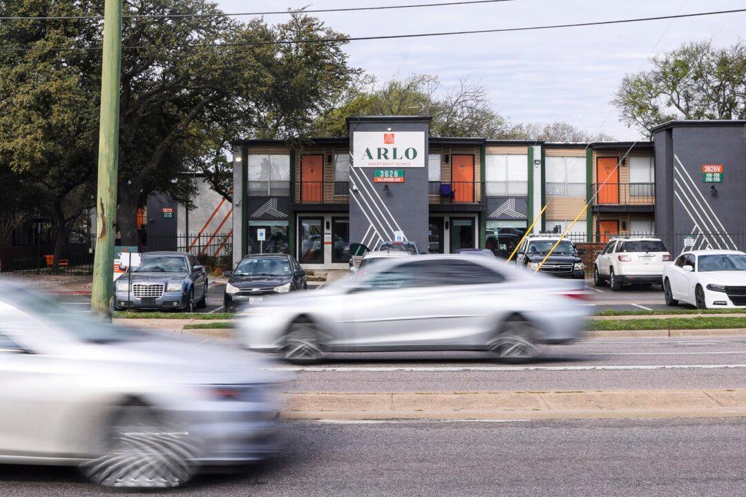 Police: 4 Die in Shooting at Dallas Apartment Building