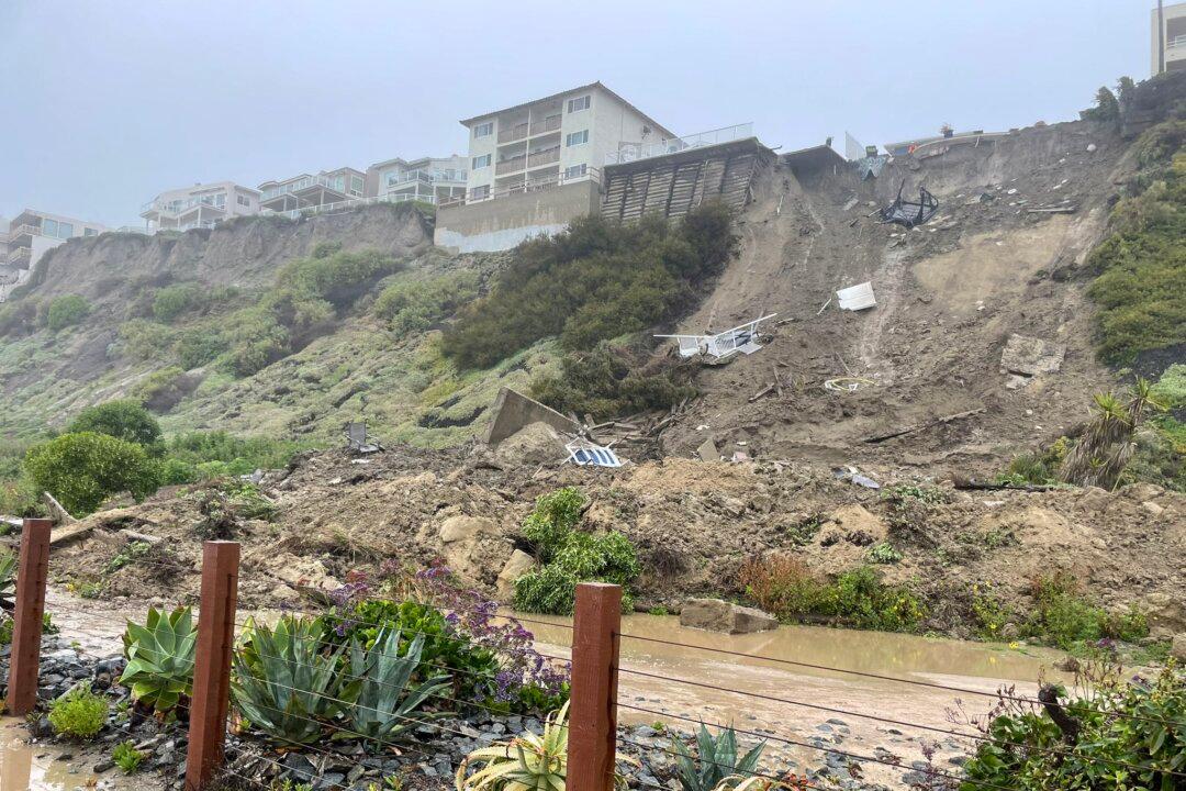 Landslide Endangers 4 Apartment Buildings in San Clemente