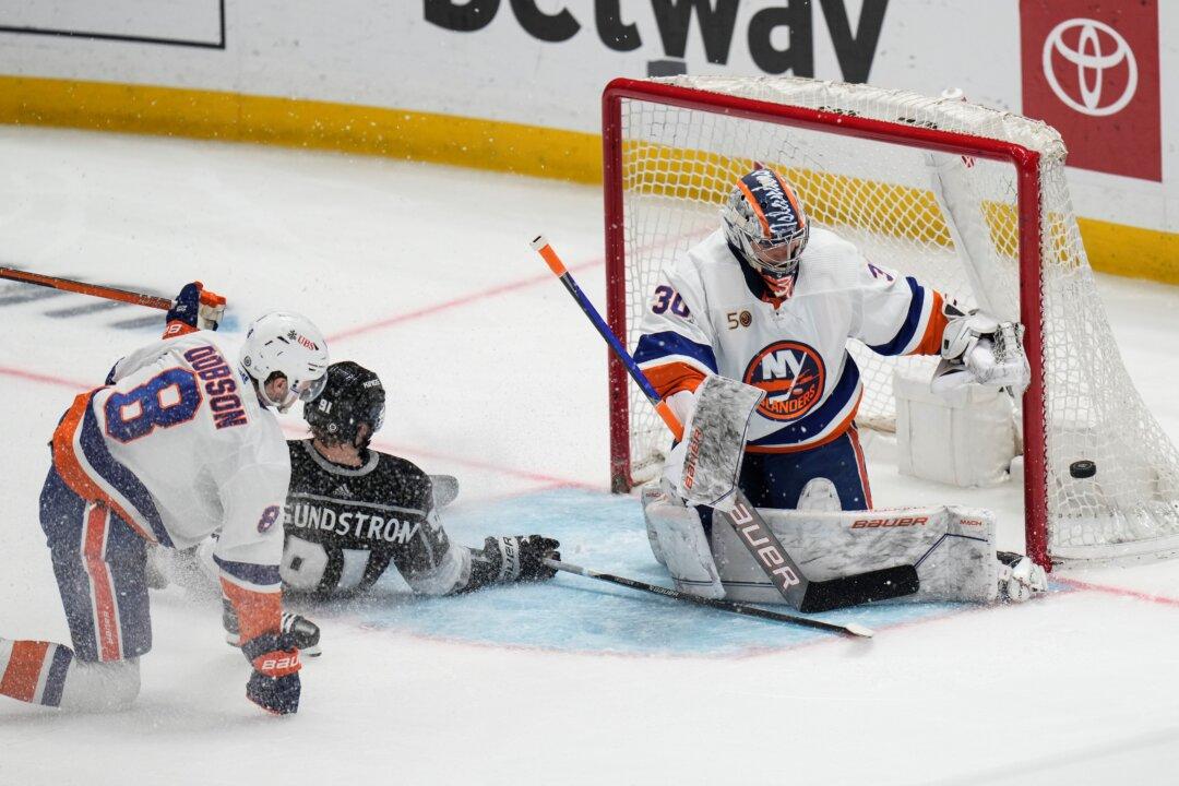 Kings Get Boost From Power Play in 5–2 Win Over Islanders