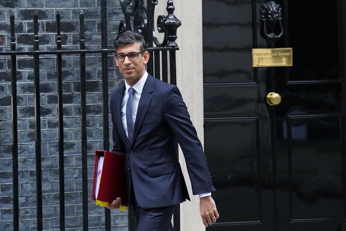 Prime Minister Urges Northern Ireland Politicians to End Stormont Stalemate