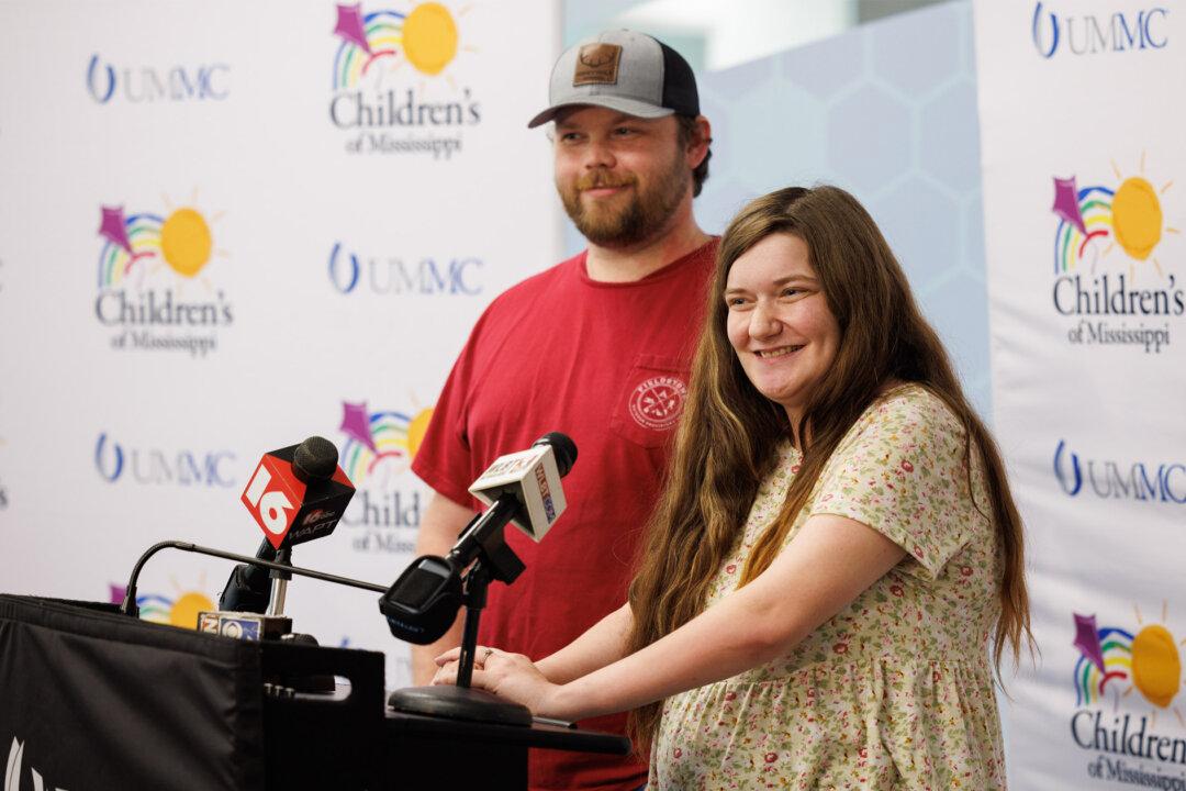 Mississippi Couple Welcomes ‘1 in 60 Million’ Preemie Quintuplets With 4 Identical Girls