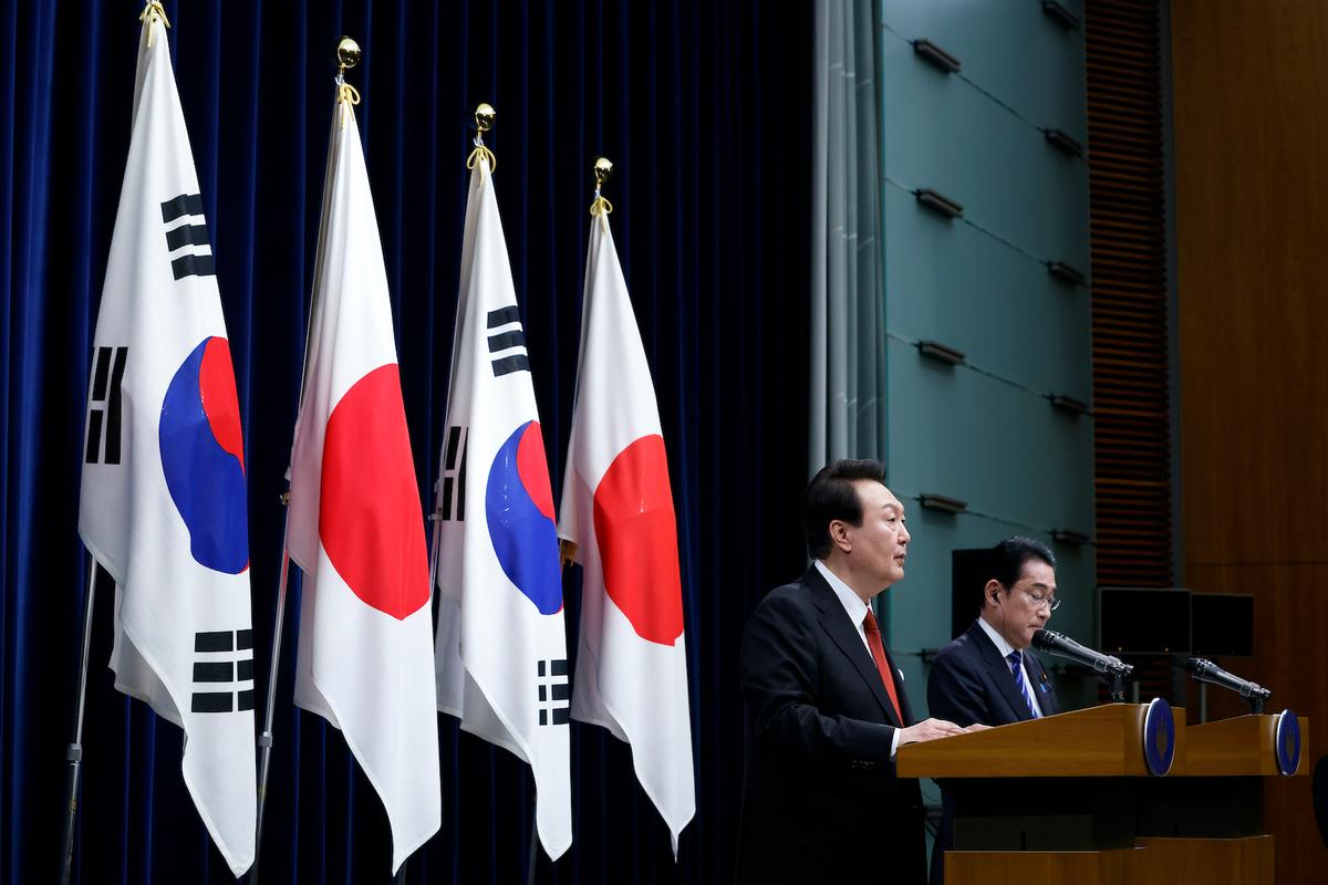 South Korea, Japan Rebuild Ties in Face of North Korean Threat