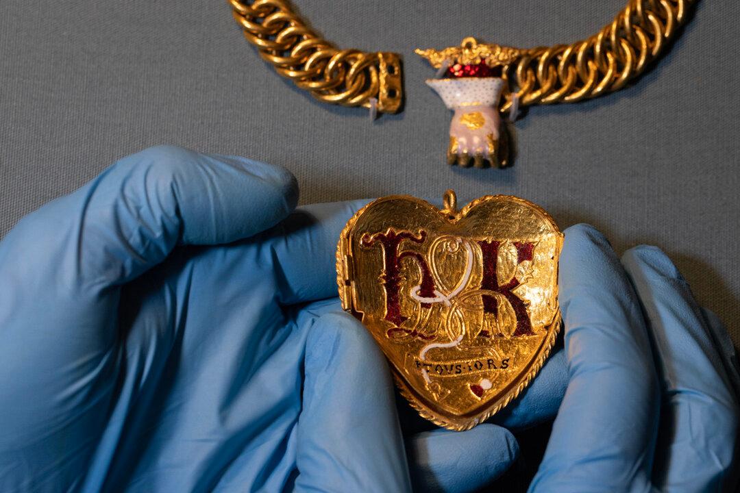A Detectorist in a Royal English Court