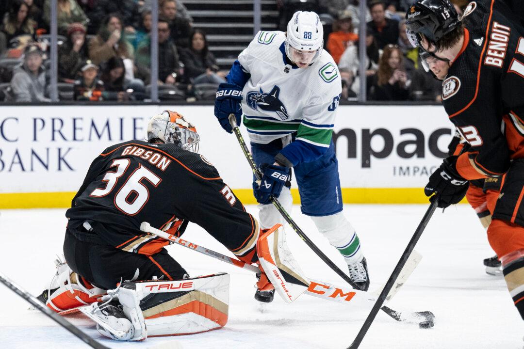 Pettersson, Hughes Shine in Canucks’ 2–1 Win Over Ducks