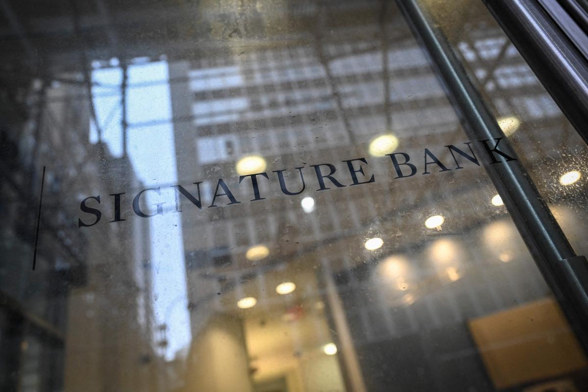 Signature Bank Executives Allegedly Sold $100 Million in Stock During Crypto Surge: WSJ