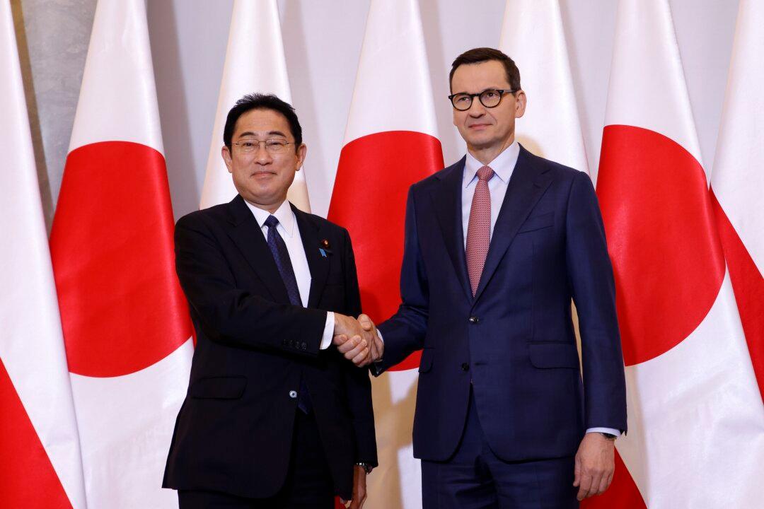 Japan’s Kishida Pledges Aid for Ukraine-Backing Poland