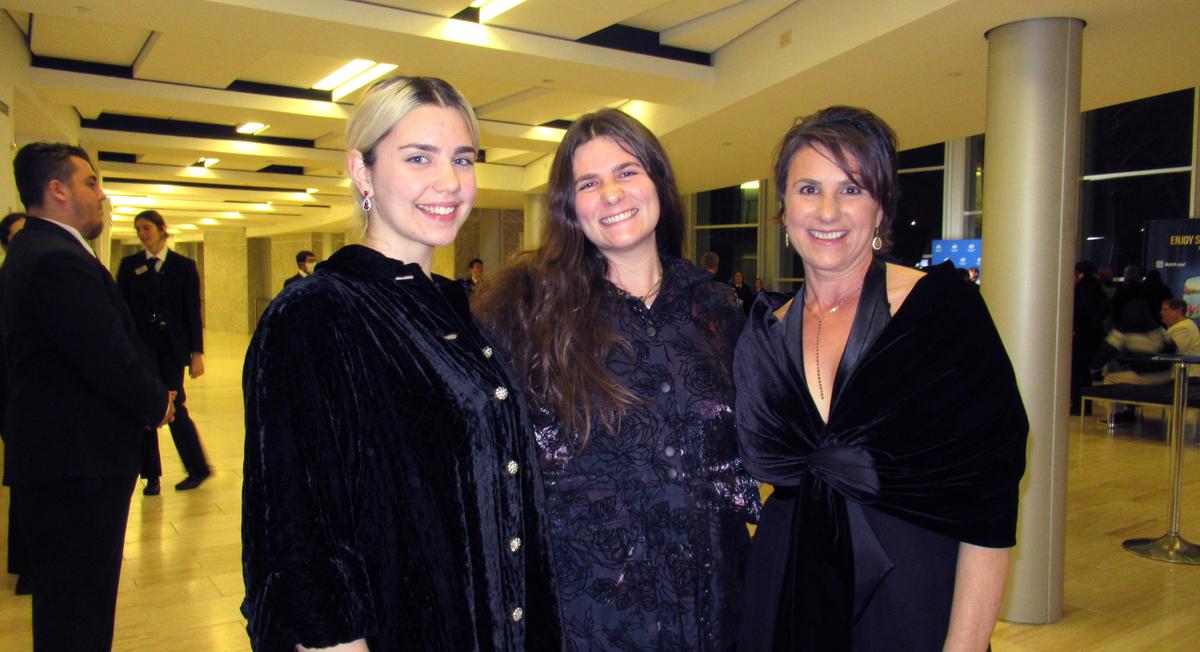 Fine Arts Painter Inspired by ‘Passion and Effort’ Displayed by Shen Yun Performers