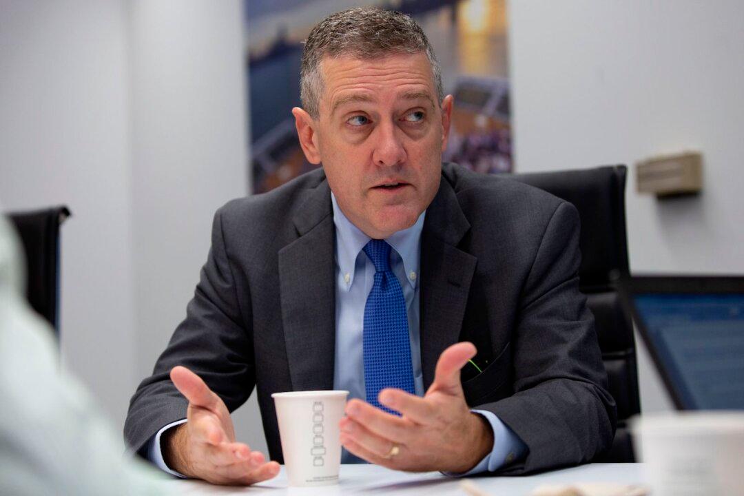 Fed’s Bullard Calls for Higher Rates as Balance Sheet Jumps $100 Billion, Depositors Pull Funds From Banks