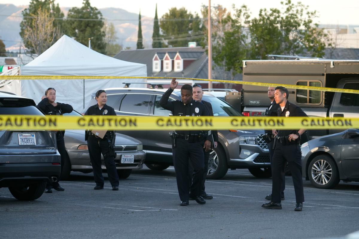 1 Dead, 3 Injured in Shooting Outside Shopping Center in LA, Police Point to Drugs