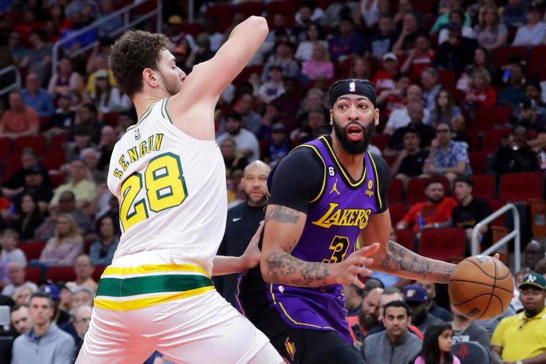 Davis Has 40, James a Triple-Double as Lakers Beat Rockets