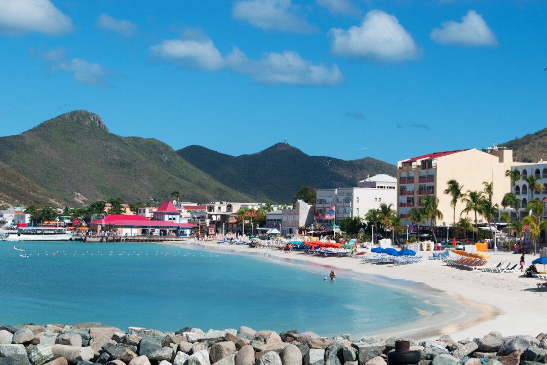 Tiny Island, 2 Nations: St. Martin