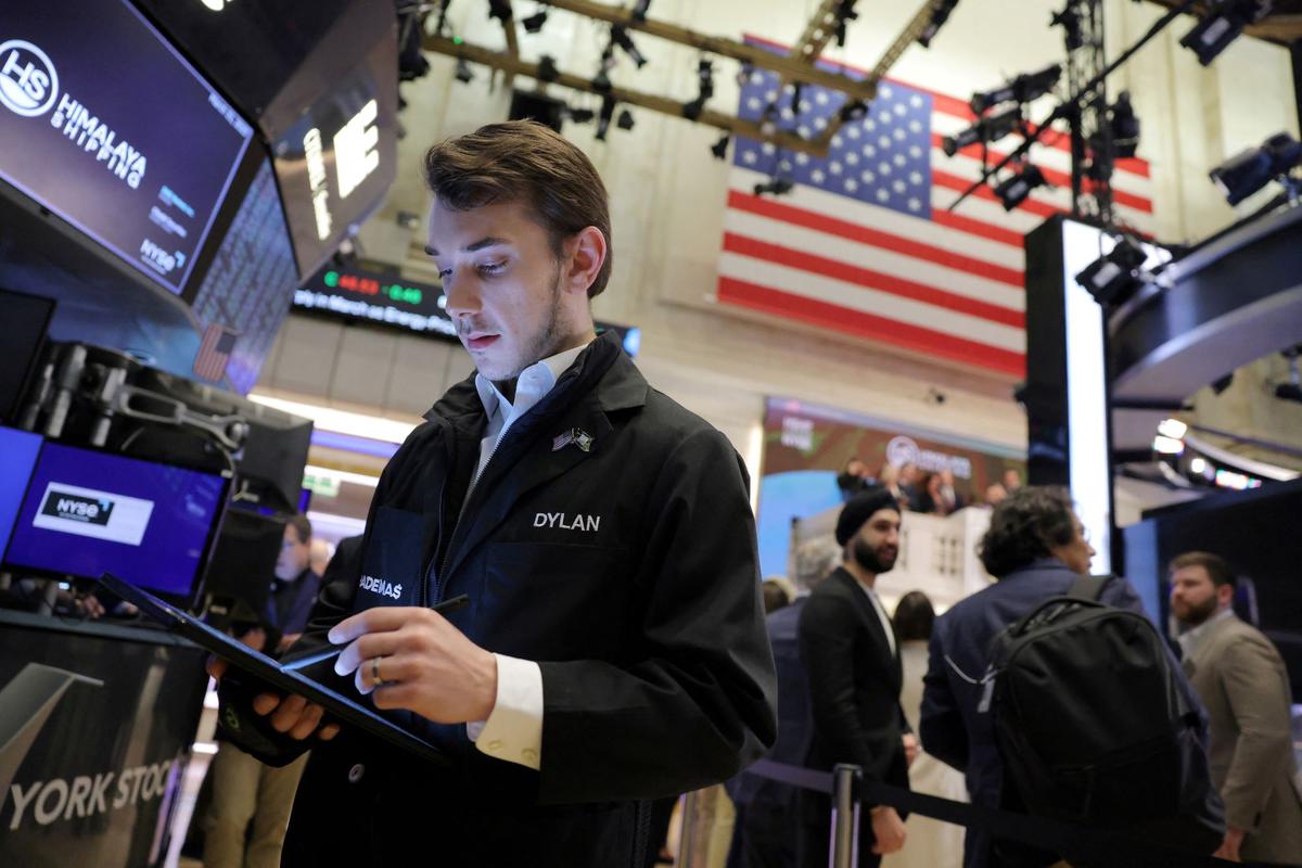 Wall Street Opens Lower as Weak Private Payrolls Data Deepens Recession Worries