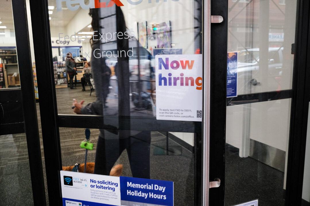 US Economy Adds 253,000 New Jobs in April, Unemployment Rate Ticks Lower