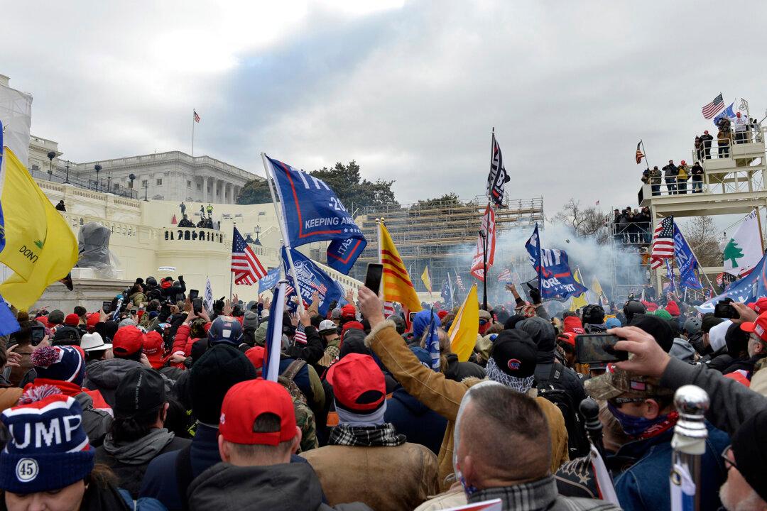 DeSantis Doesn’t Rule out Pardoning Jan. 6 Participants in Breach of Capitol