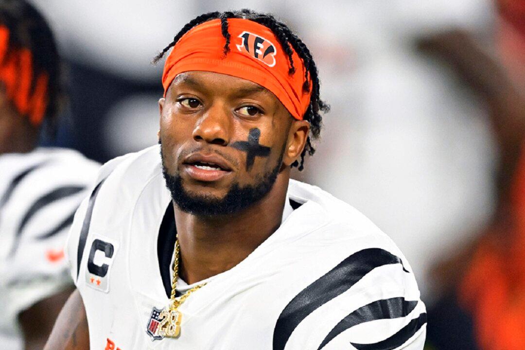 Bengals Running Back Joe Mixon Recharged With Pointing Gun at Woman