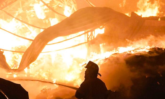 Firefighters Battle Large Blaze at Sprawling Mexican Market