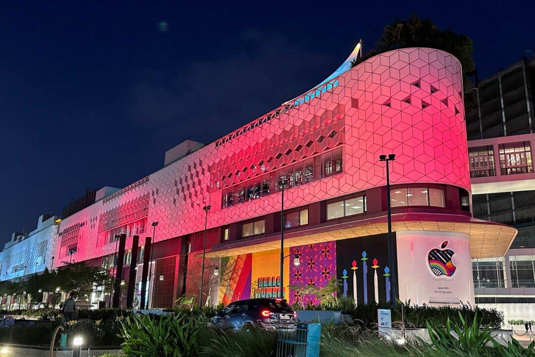 Apple Says ‘Hello Mumbai’ at First India Store Launch