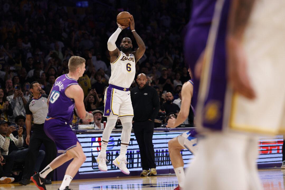 Lakers Hold Off Jazz 128–117 in Regular Season Finale