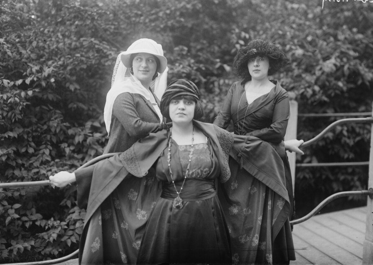 Soprano Rosa Ponselle (C) with her sister, mezzosoprano Carmela Anna Ponselle (L), and Edith Prilik, Rosa’s secretary. (Library of Congress)