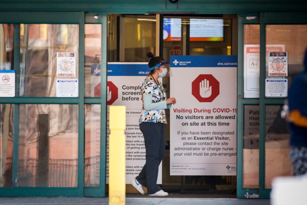 Alberta COVID-19 Task Force Calls for Vaccine Halt, Finds ‘Critical Failure’ in Health System Response