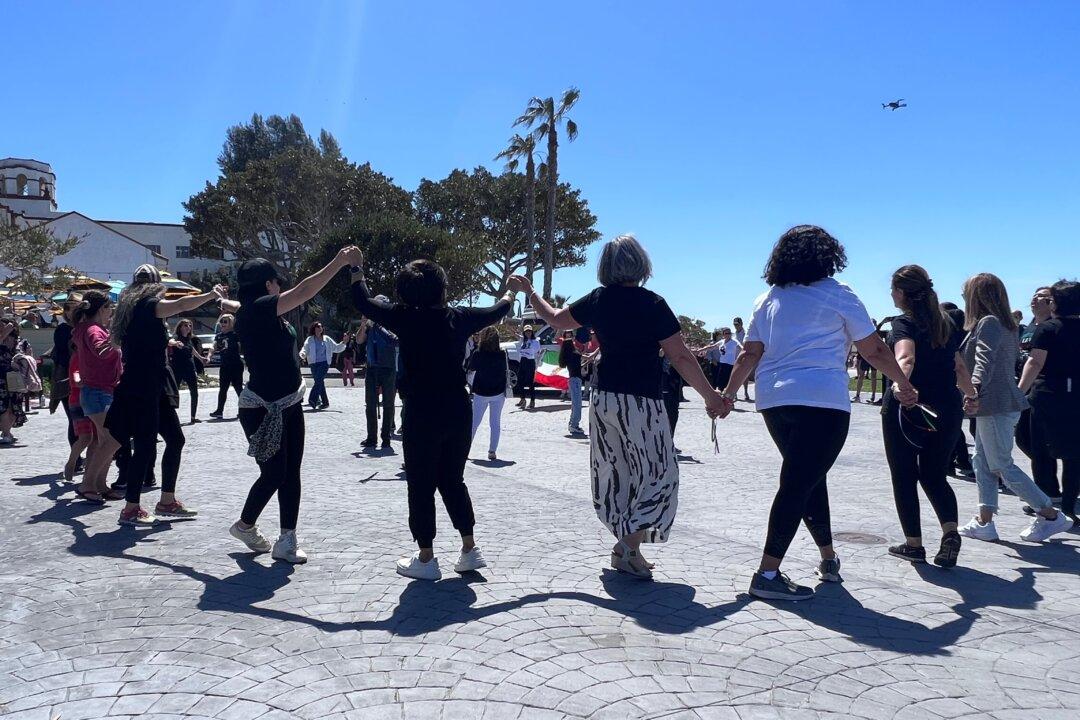 Iranian Dance Flash Mob Hits Laguna Beach