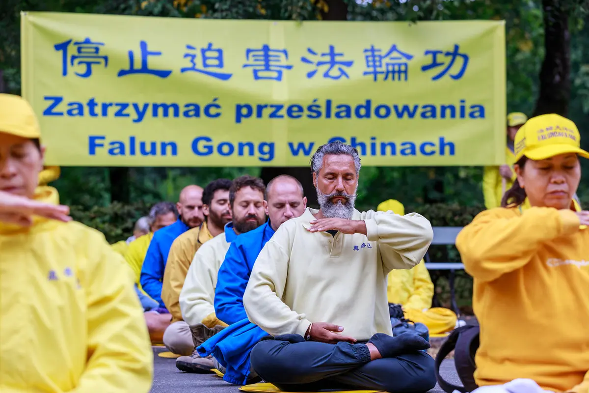 Gabriel Georgiou meditating at a Falun Gong Parade in Poland. (Zhang Qingyao/The Epoch Times)
