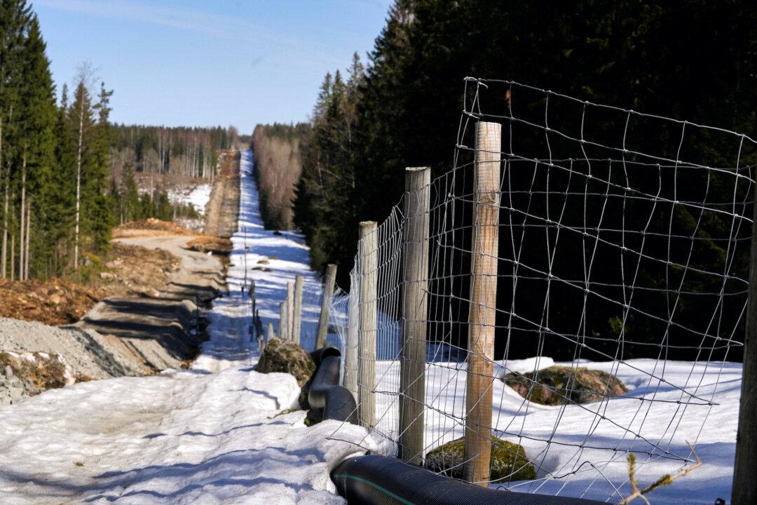 Finland Shuts Last Border Crossing With Russia; Estonia Considers Following Suit