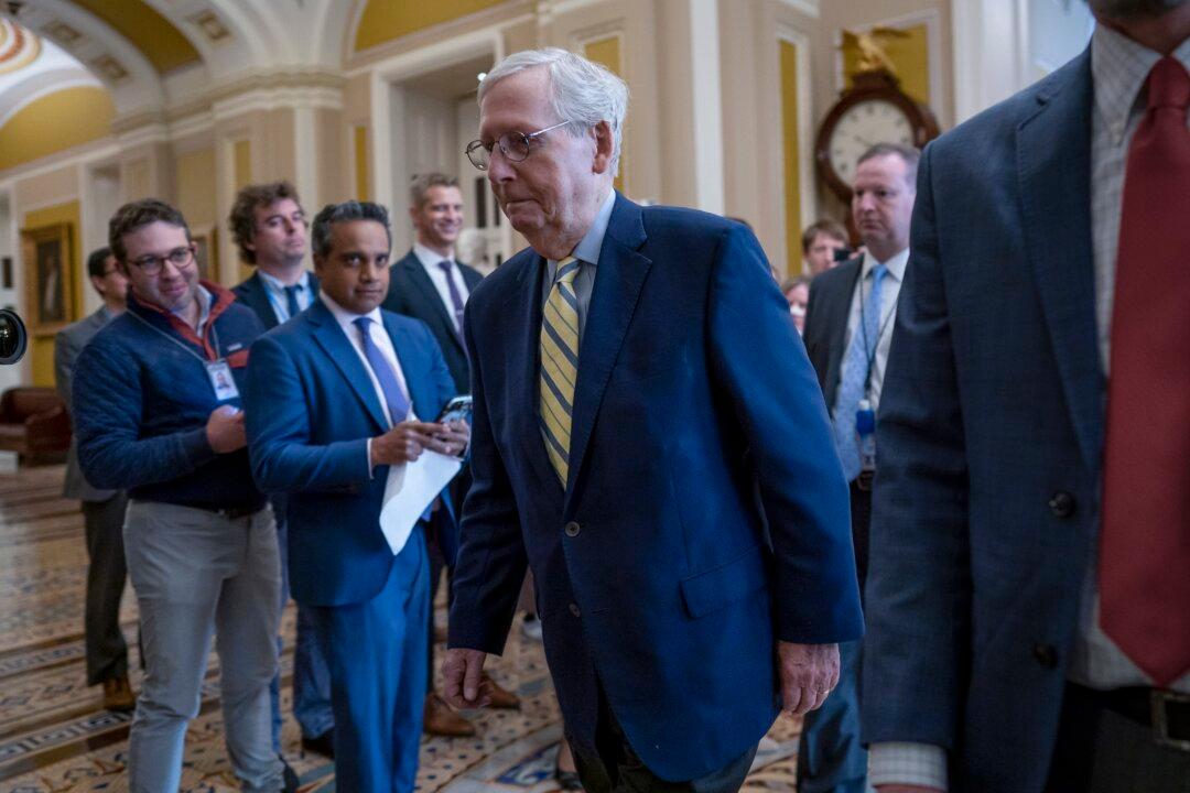 GOP Leader McConnell Returns to Senate After Head Injury