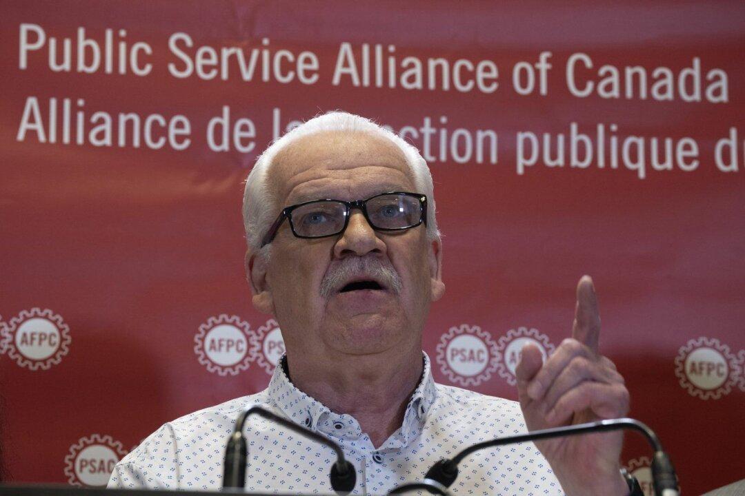 With No Deal With Feds in Hand, Union Says Federal Workers Will Strike