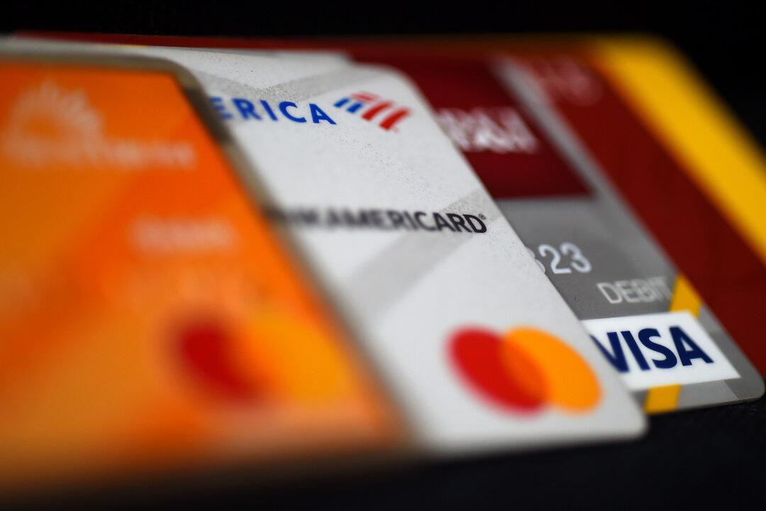 More US Consumers Fall Behind on Credit Card, Loan Payments, Banks Say