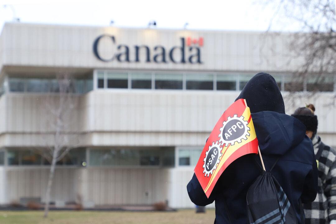 35,000 Canada Revenue Agency Employees Remain on Strike