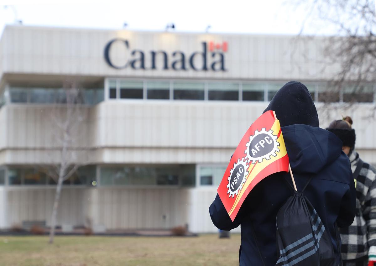 35,000 Canada Revenue Agency Employees Remain on Strike