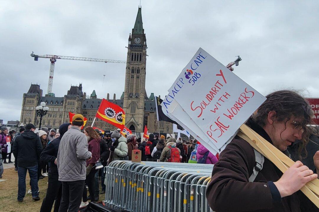 ‘We’re Just Fighting for Fair Wages’: Workers Gather on Parliament Hill for First Day of PSAC Strike