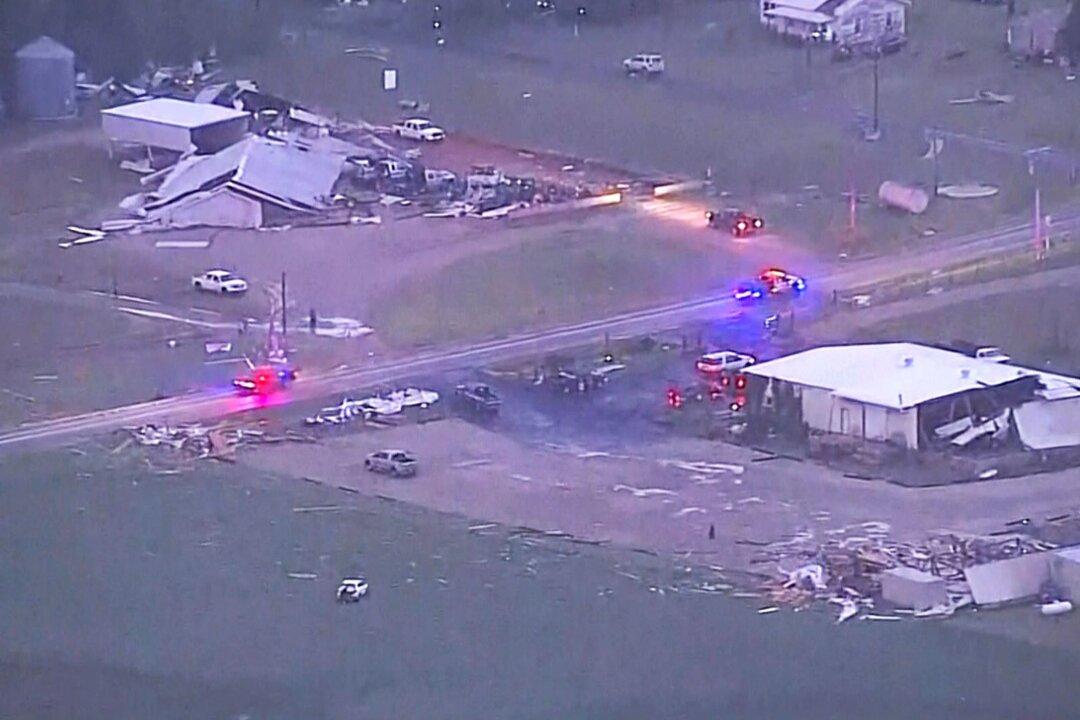 2 Dead as Severe Storms, Tornadoes Move Through Central US