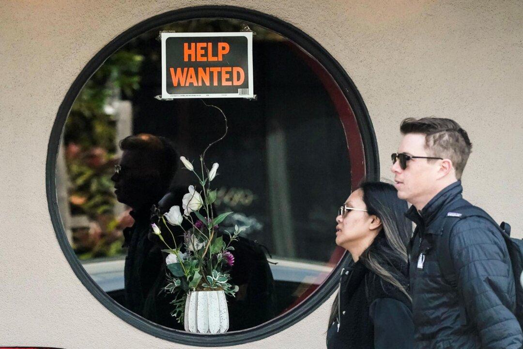 US Unemployment Claims Tick Up to 245,000, but Still Low