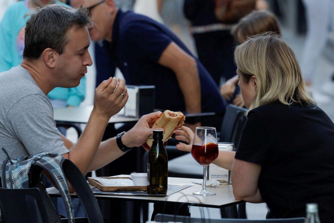 Eurozone Recovery Gathers Pace on Services Boost in April: PMI