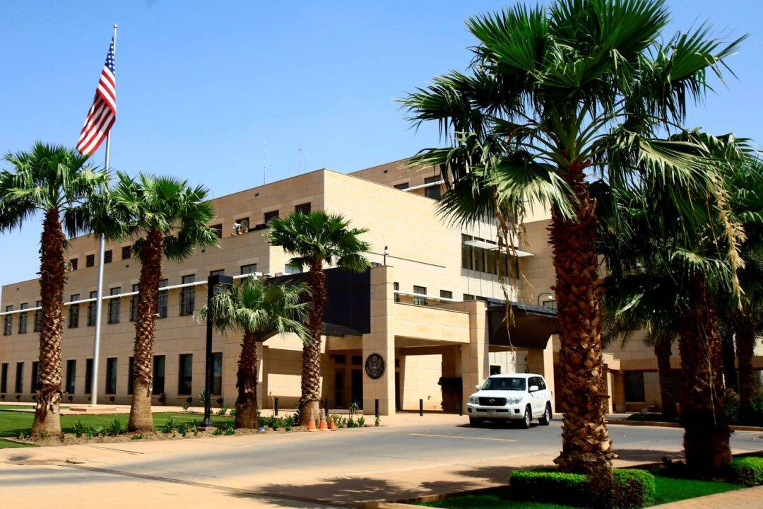 US Begins First Mass Evacuation Effort of Citizens From Sudan