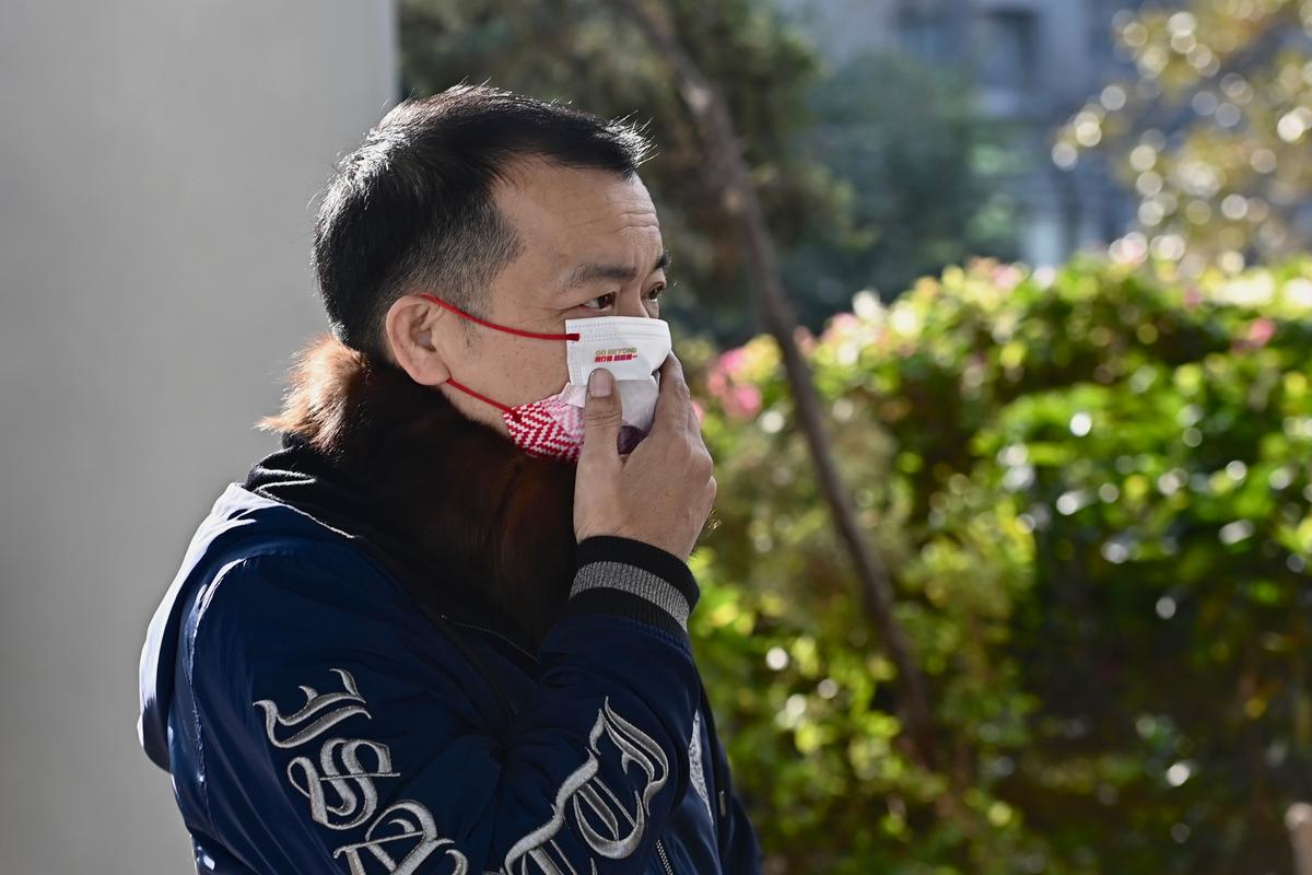 Cheuk Chun-sun was accused of being the man in white who destroyed the “naked truth” booths, but the court found that the evidence was insufficient and released him. (Sung Pi-lung/The Epoch Times)