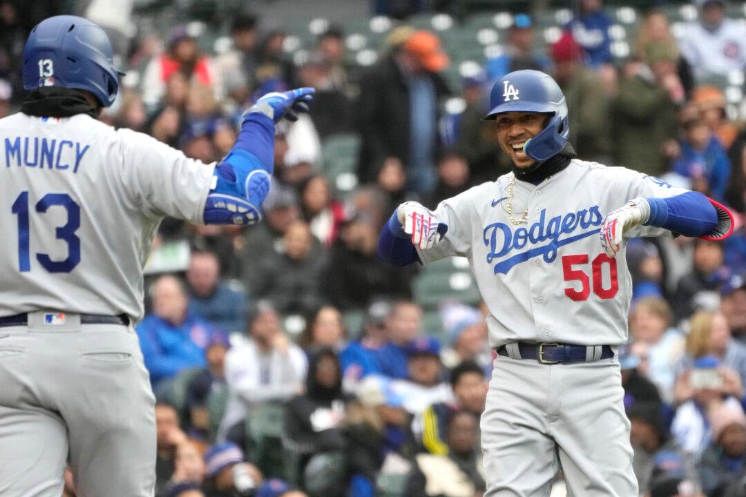 Mookie Betts Homers, Drives in 4 as Dodgers Beat Cubs 7–3