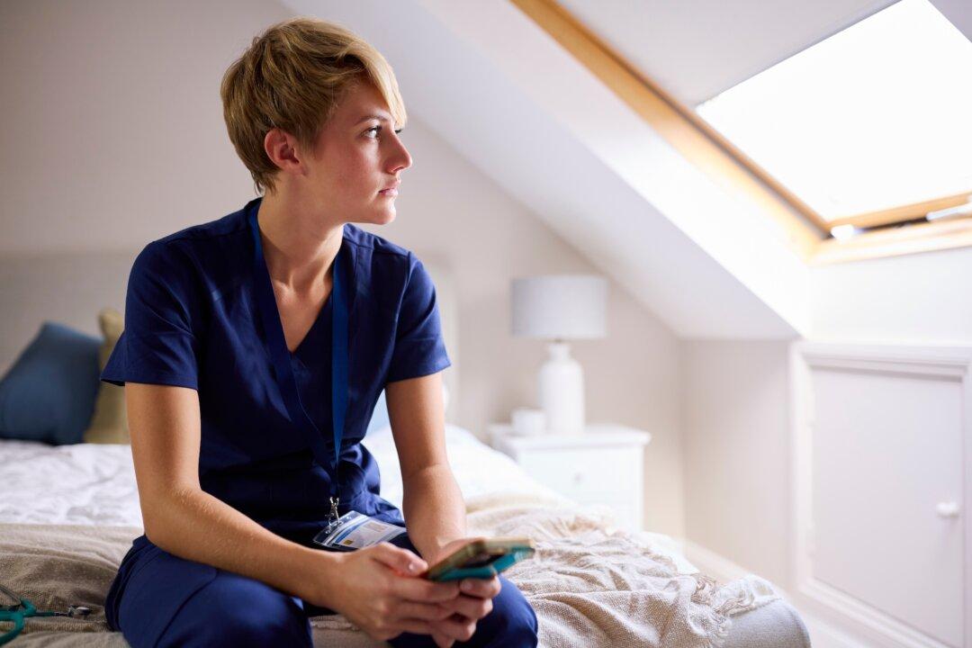 40 Minutes of Bright Light Helps Night Shift Nurses Feel Less Tired