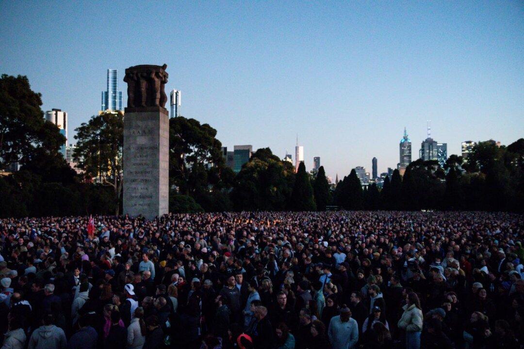 Australians Gather In their Thousands at Dawn Services to Commemorate Anzac Day