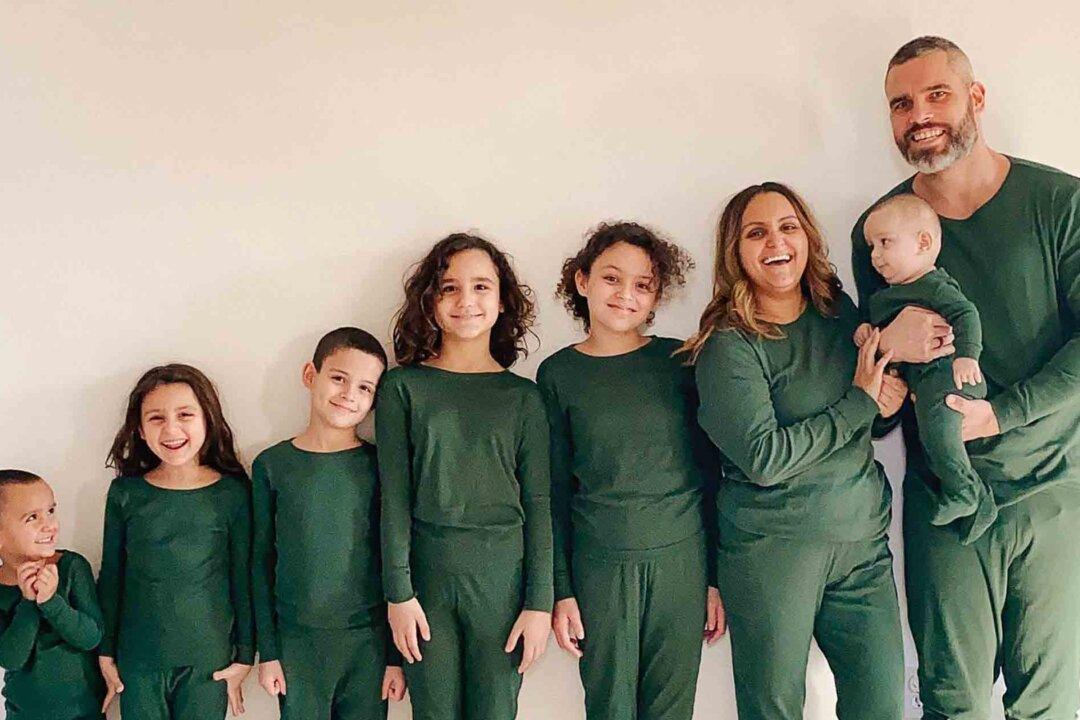‘Orchestrated by God’: Woman Sends a Text to the Wrong Number, 14 Years Later They’re Parents to 6 Kids